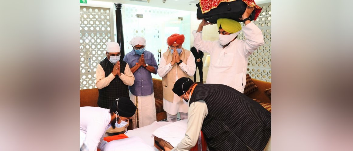 Indian Officials receive the three Swaroops of Shri Guru Granth Sahib from Kabul