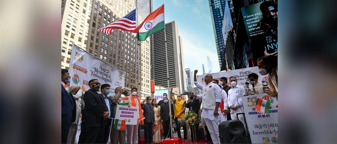  Consul General unfurled the flag  at a ceremony organized by Federation of Indian Associations (FIA) at Times Square on August 15, 2020